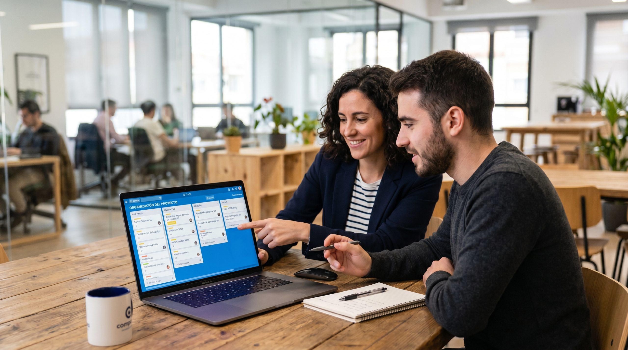 Equipo colaborando en un tablero de Trello para repartir tareas y seguir el avance de un proyecto