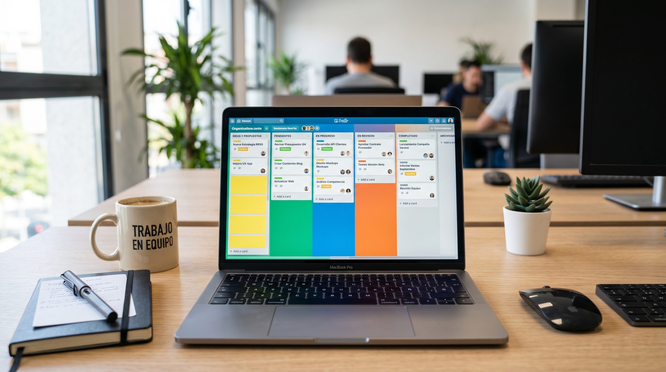 Tablero de Trello con listas y tarjetas mostrando el estado de cada tarea de un proyecto
