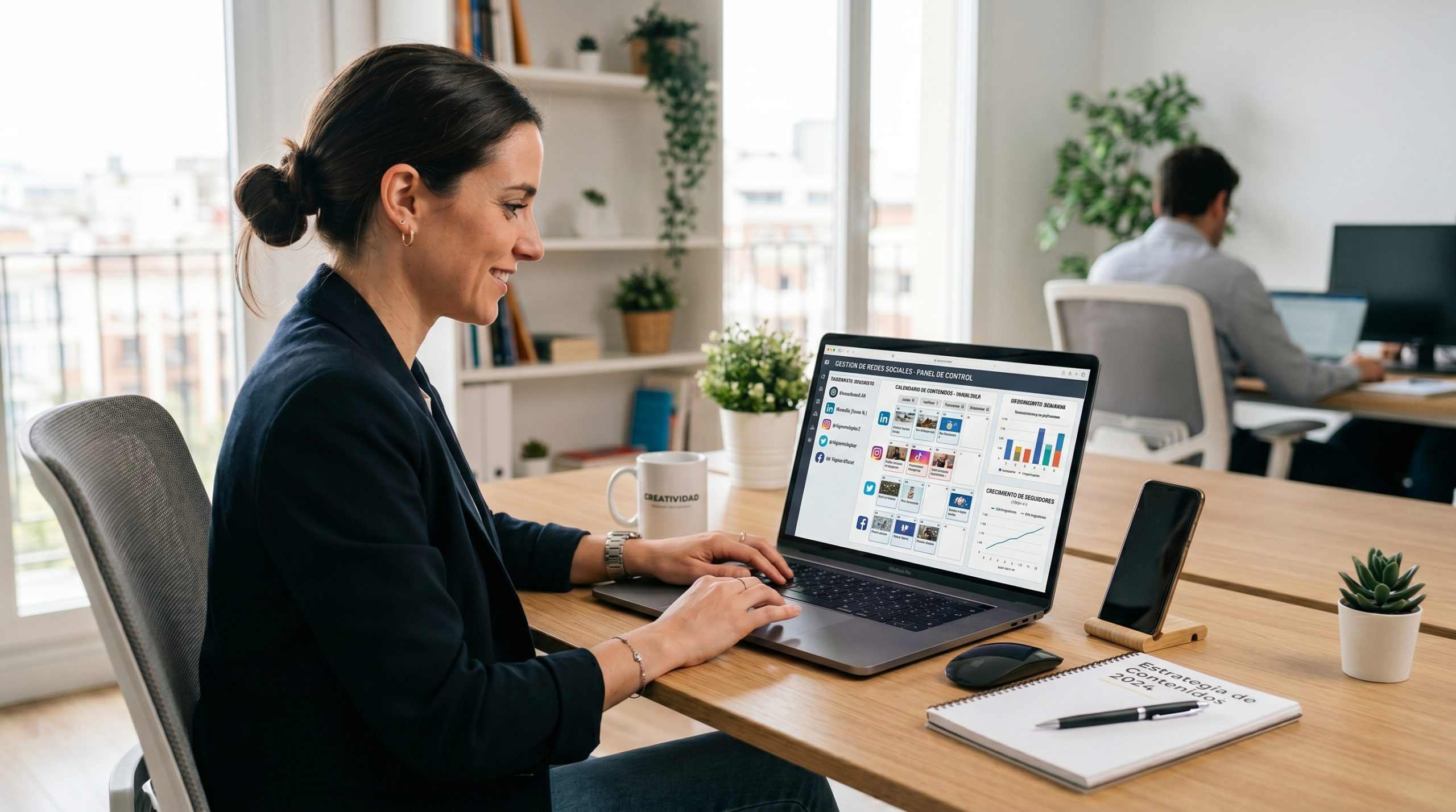 Profesional usando Hootsuite para programar y gestionar varias redes sociales desde un panel
